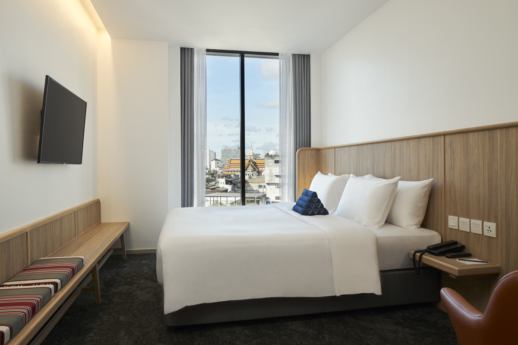 asai-bangkok-chinatown-accommodation-roomy-daytime-queen-sized-bed-mattress-pillow-television
