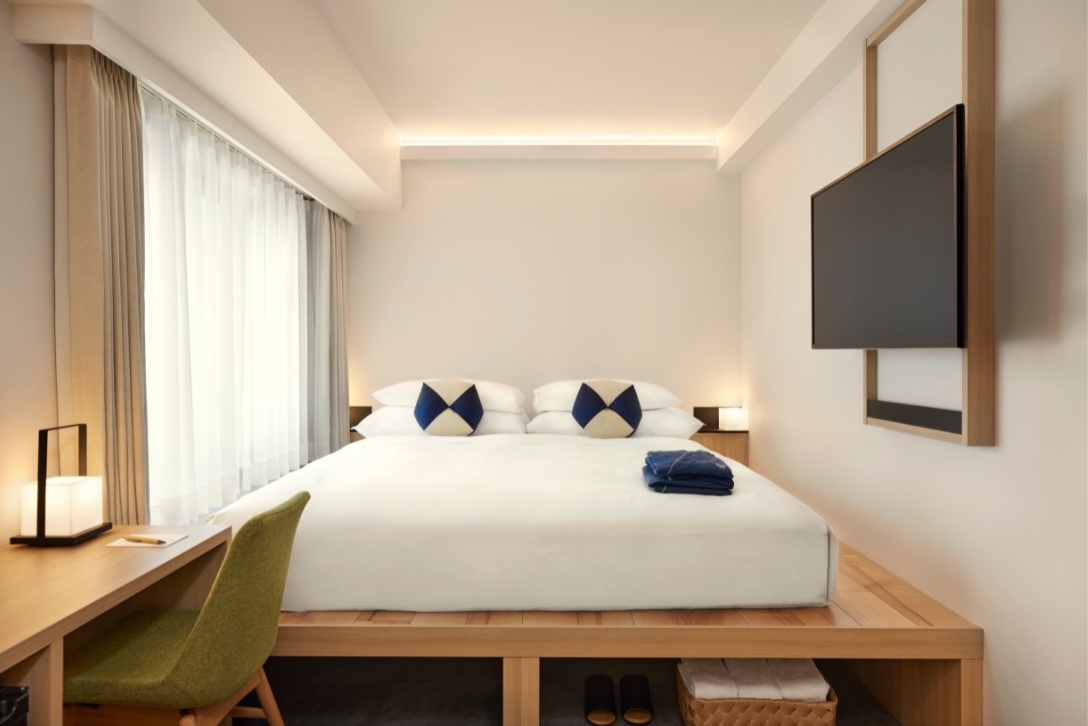 asai-kyoto-shijo-accommodation-comfy-king-bed-overview