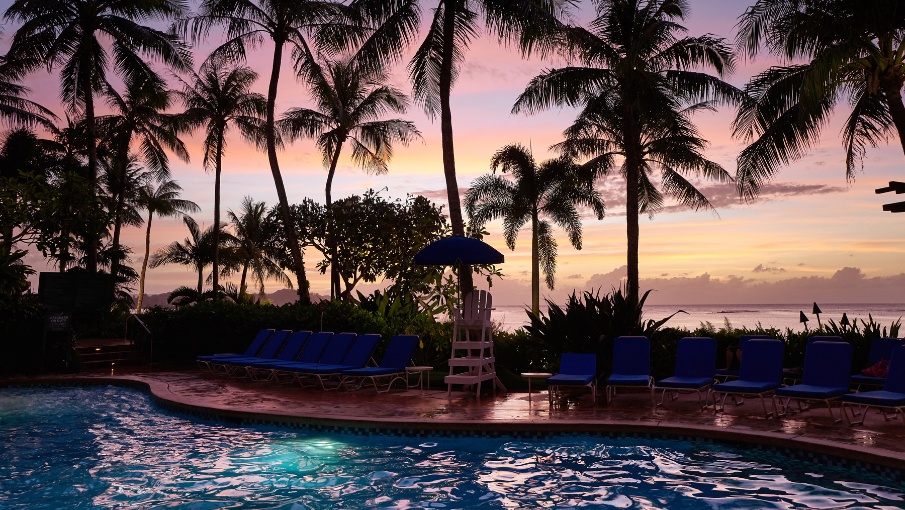Pool evening 905x510 px