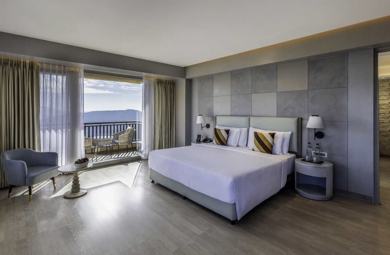dusitd2-fagu-shimla-accommodation-presidential-suite-bedroom-mountain-view (2)