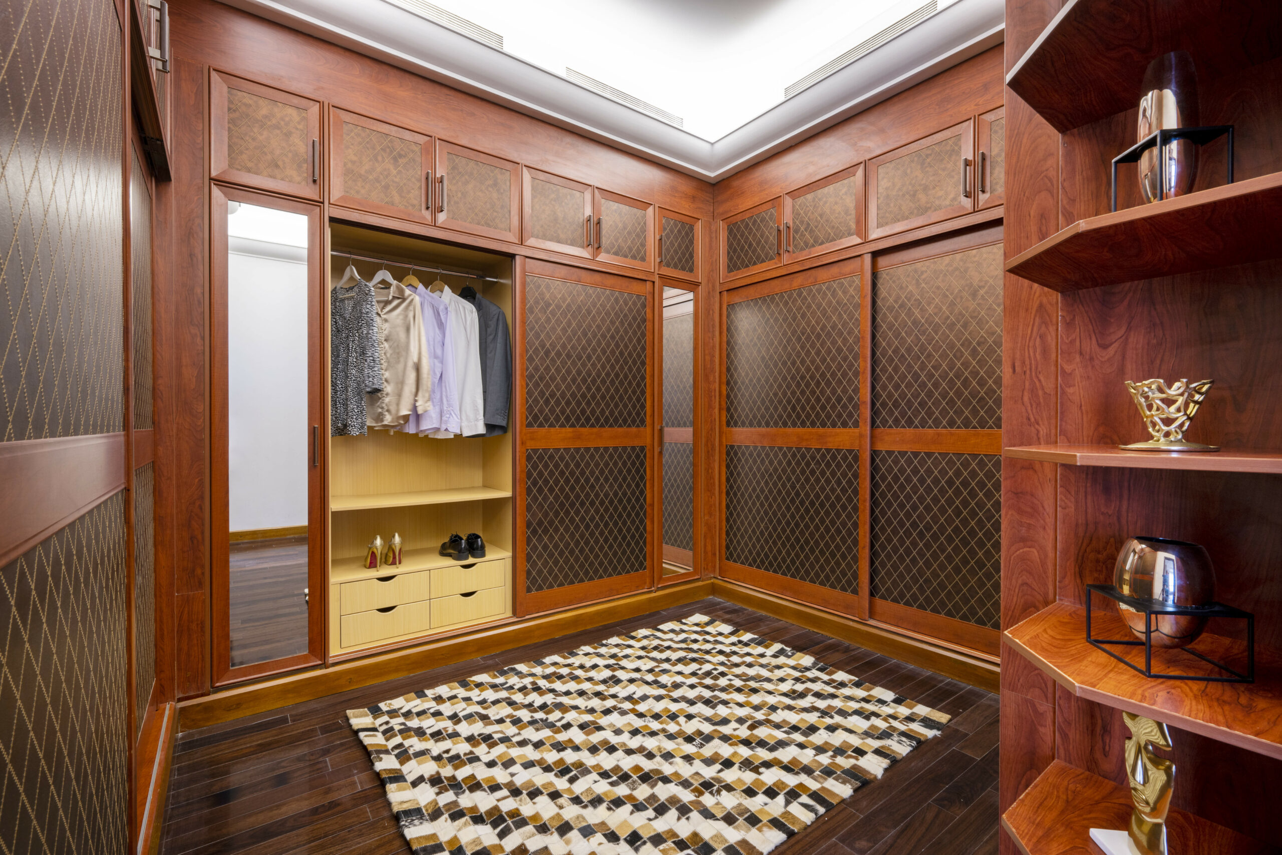 dusit-hotel-and-suites-doha-accommodation-closet