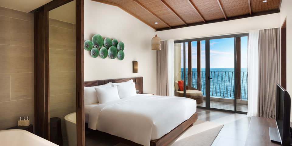 Moonrise-Beach-Resort-Executive-Suite-Bedroom_Towards-View-002