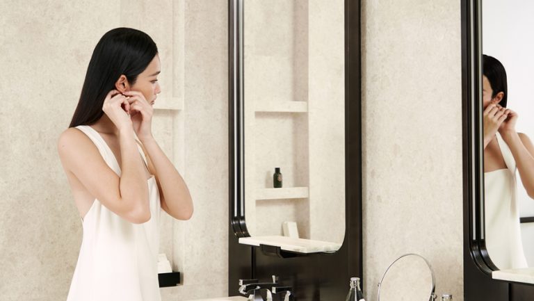 dusit-thani-bangkok-guestroom-deluxe-bathroom-mirror-lifestyle-905x510