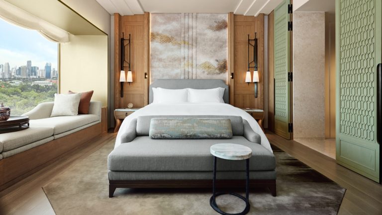 dusit-thani-bangkok-guestroom-deluxe-bed-905x510