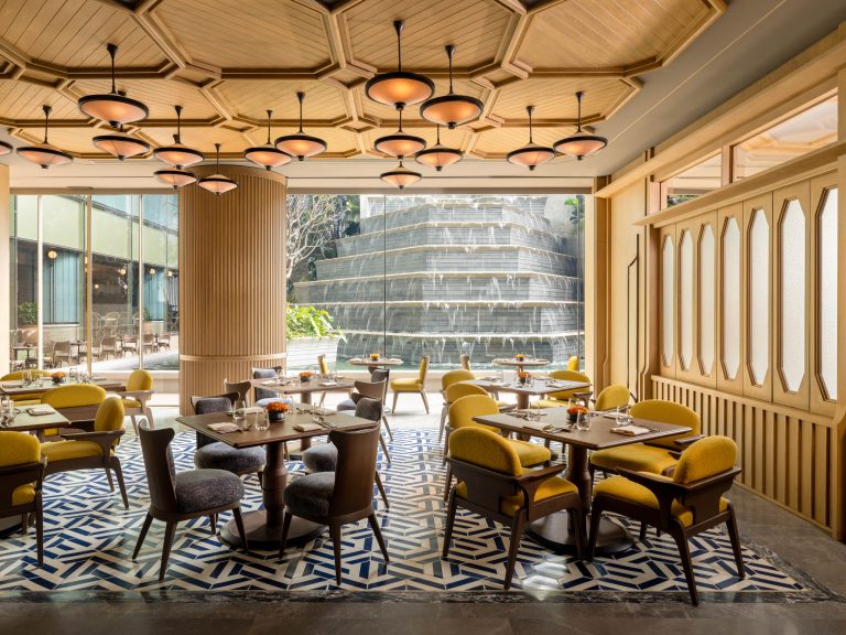dusit-thani-bangkok-restaurant-pavilion-waterfall