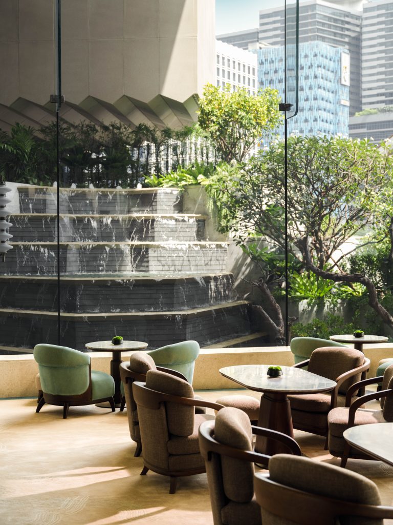 dusit-thani-bangkok-lobby-lounge-waterfall