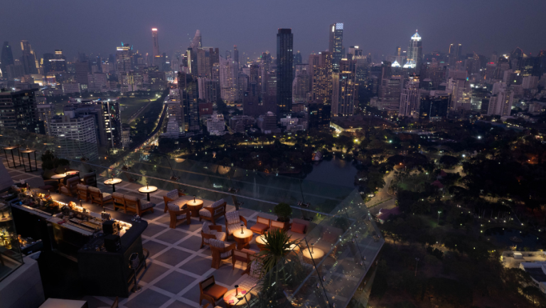 bangkok-spire-rooftop-bar-night-corner-view