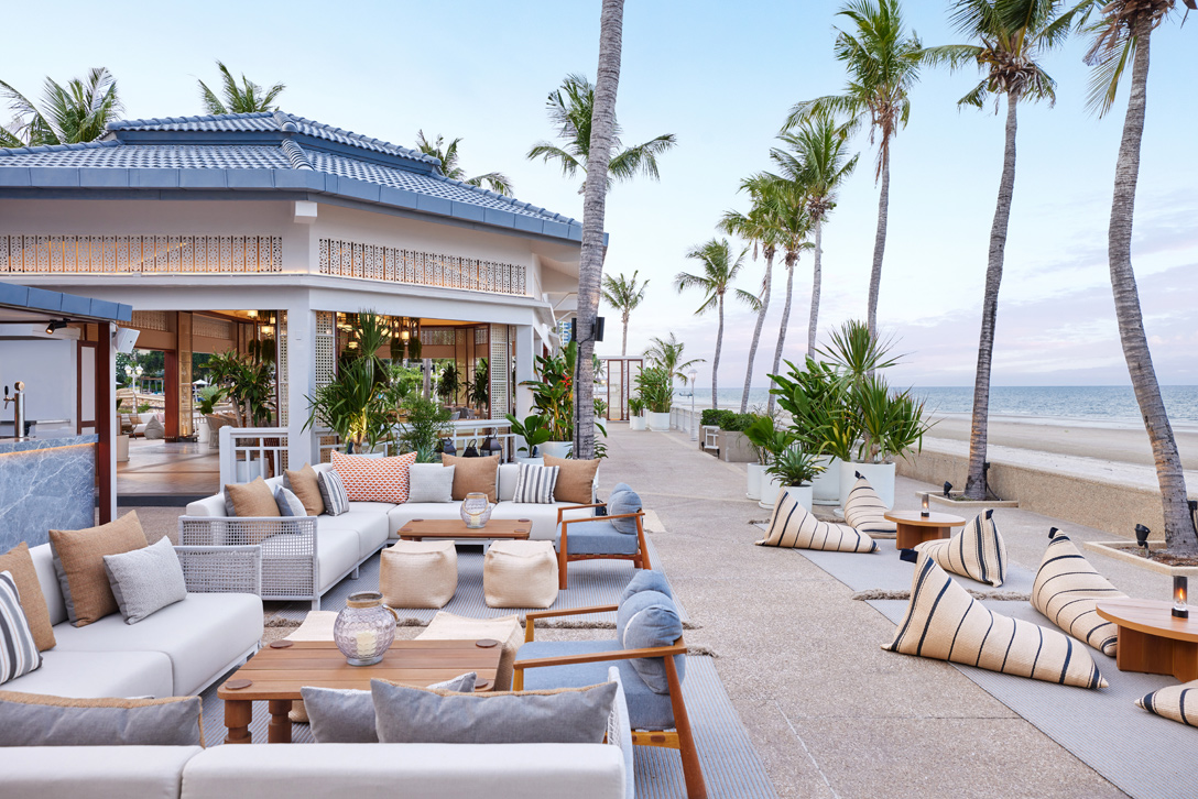 dusit-thani-hua-hin-dining-nomada-beach-front-outdoor-seating-area