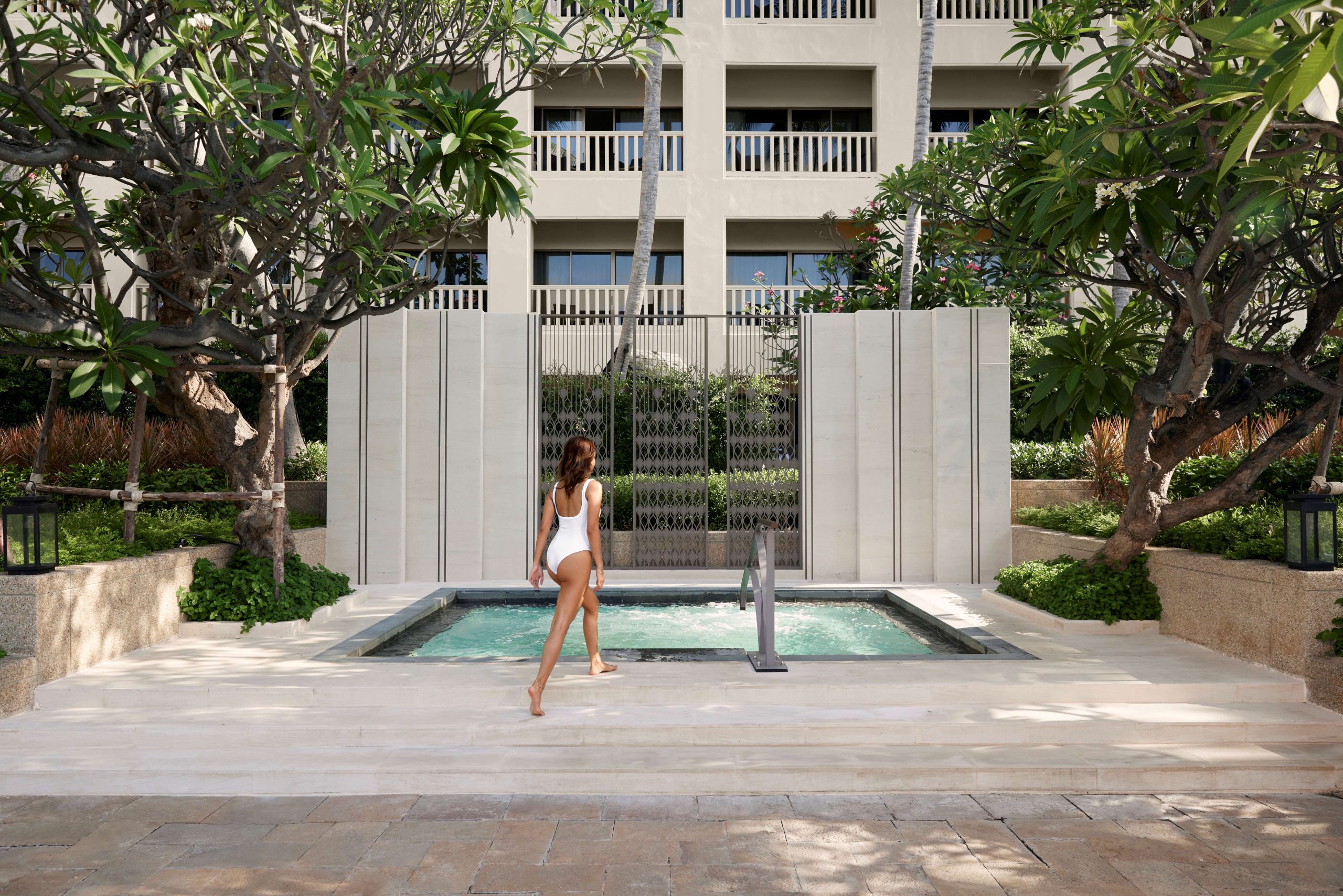 DTHH_Lifestyle_Poolside_04