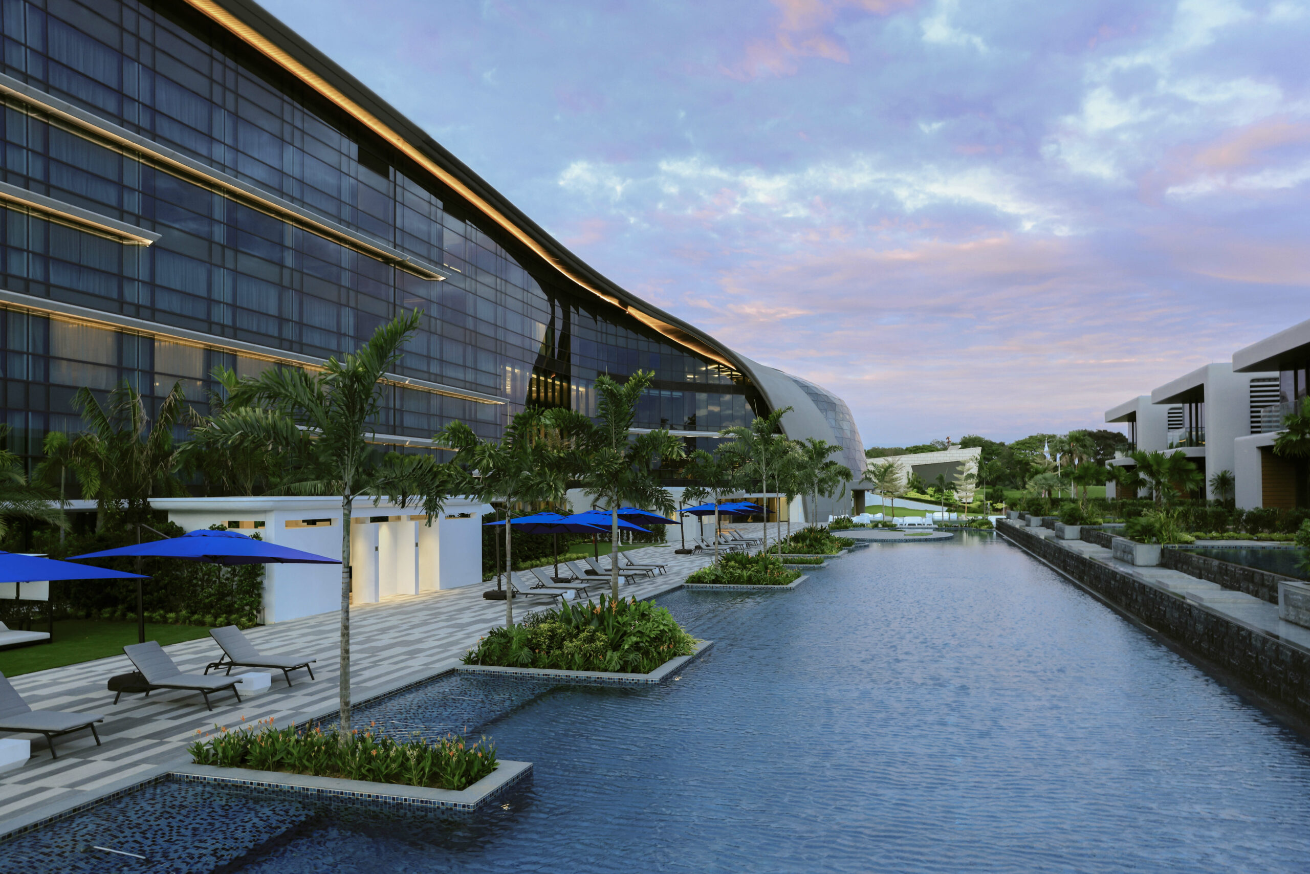 dusit-thani-laguna-singapore-exterior-pool