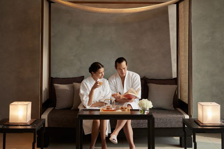 devarana-wellness-spa-couple-sitting