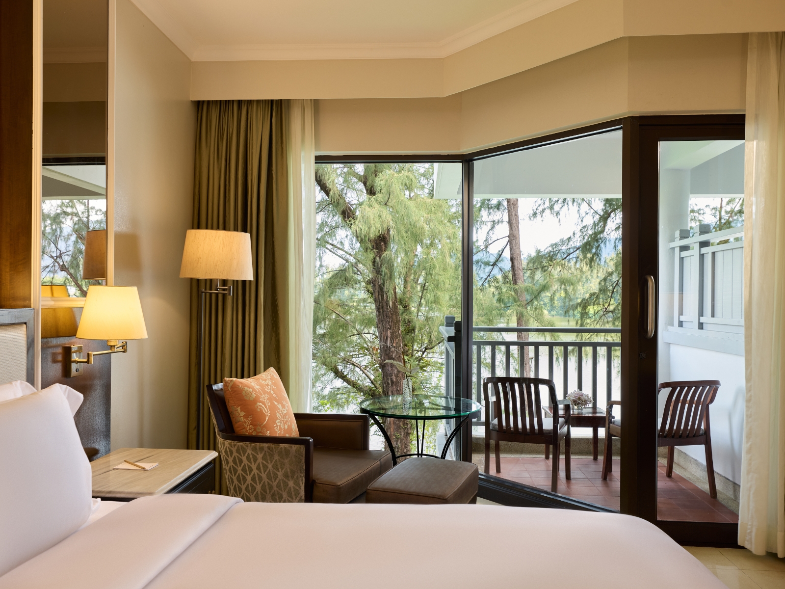 dusit-thani-laguna-phuket-deluxe-lounge-area