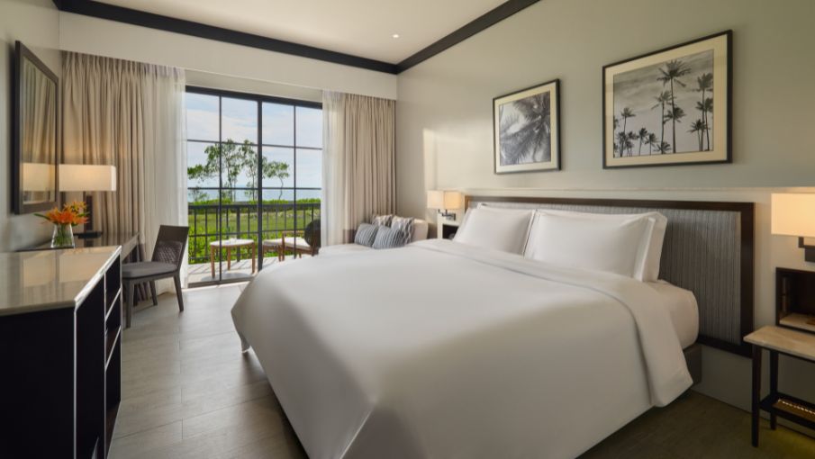 dusit-thani-lubi-plantation-accommodation-deluxe-ocean-balcony-king