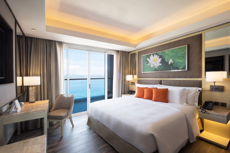 DTMC_king_bed_seaview
