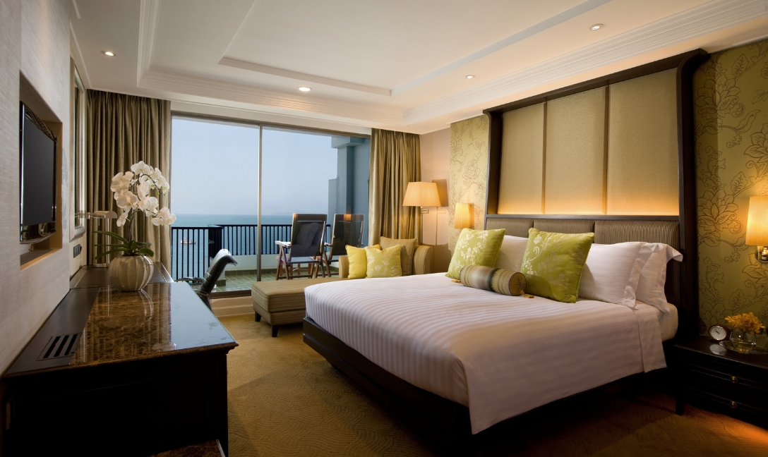 dusit-thani-pattaya-accommodation-club-room-king-bed