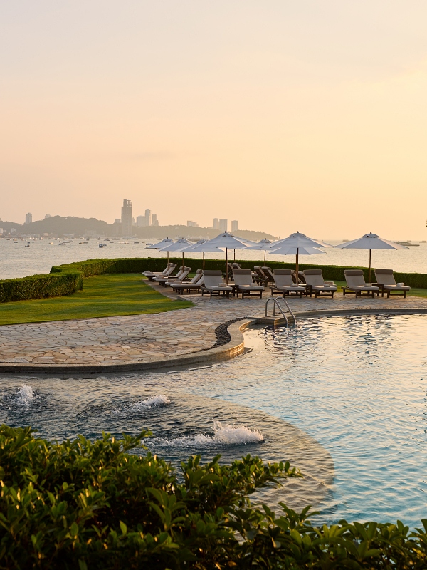 dusit-thani-pattaya-facility-lagoon-pool-600x800px