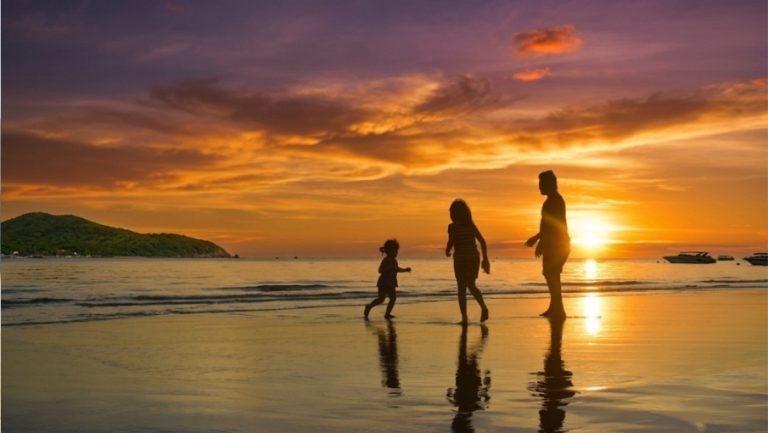DTPA-website-offer-905x510px-Family on the beach