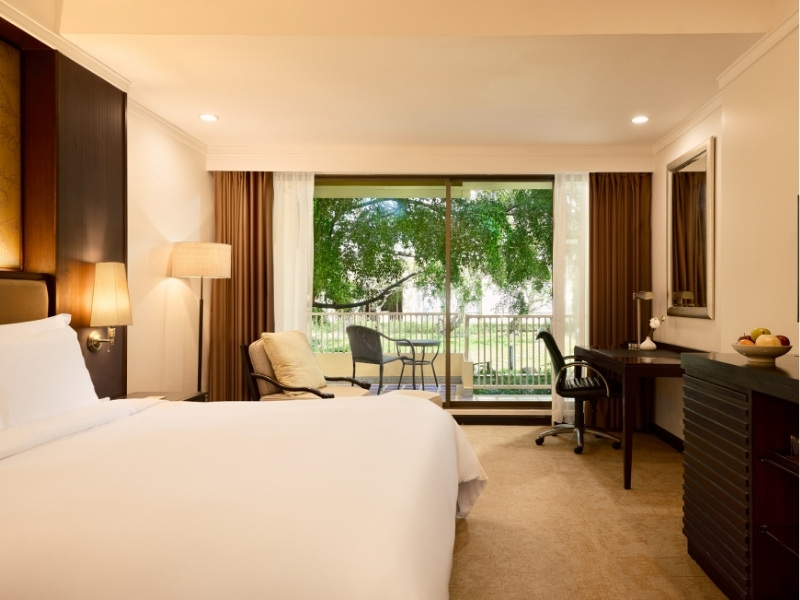 One-night stay in Deluxe Room with breakfast for 2 persons plus hotel credit